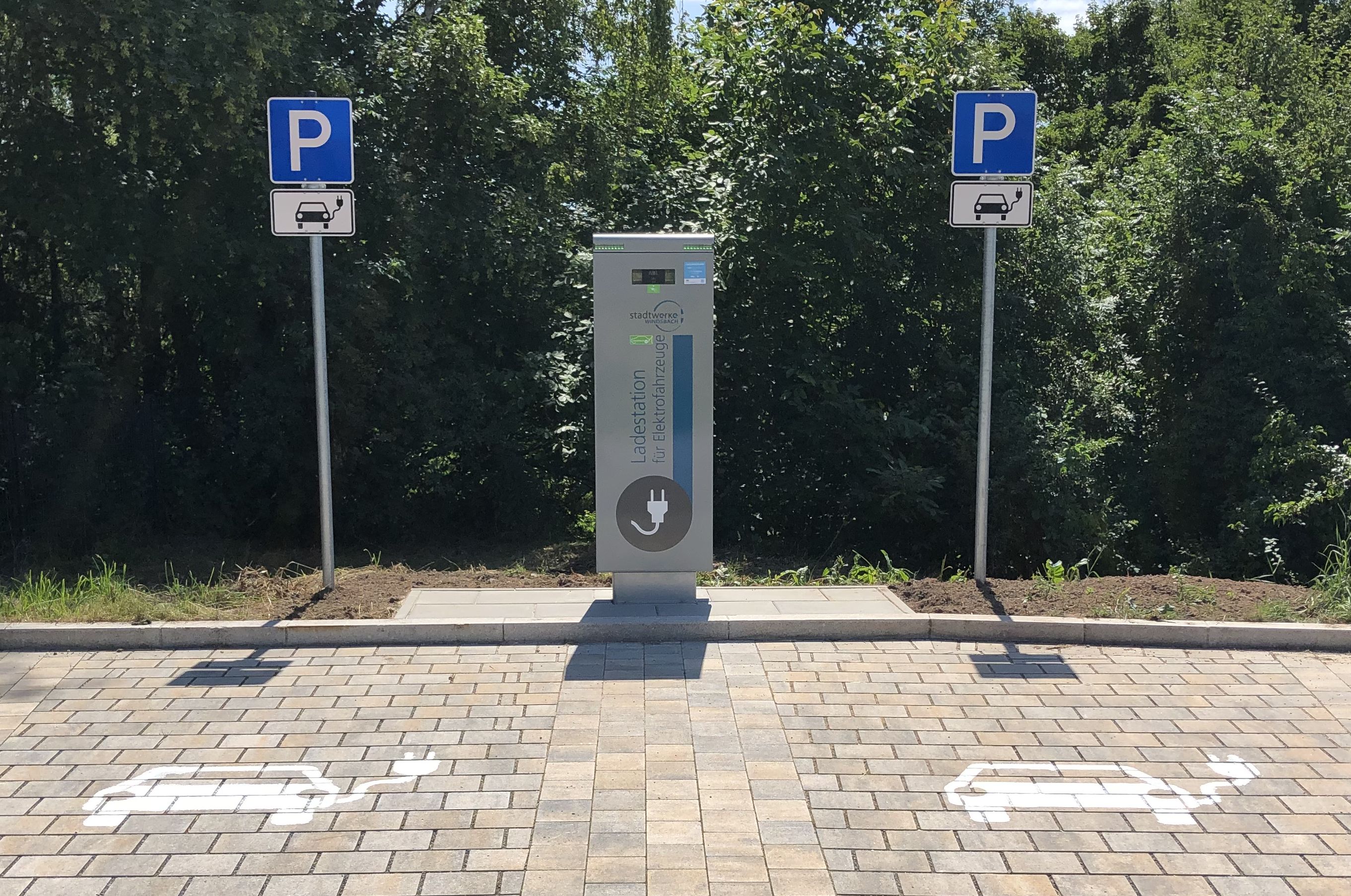  E-Ladesäule und Parkplätze am Standort Bahnhof Windsbach 